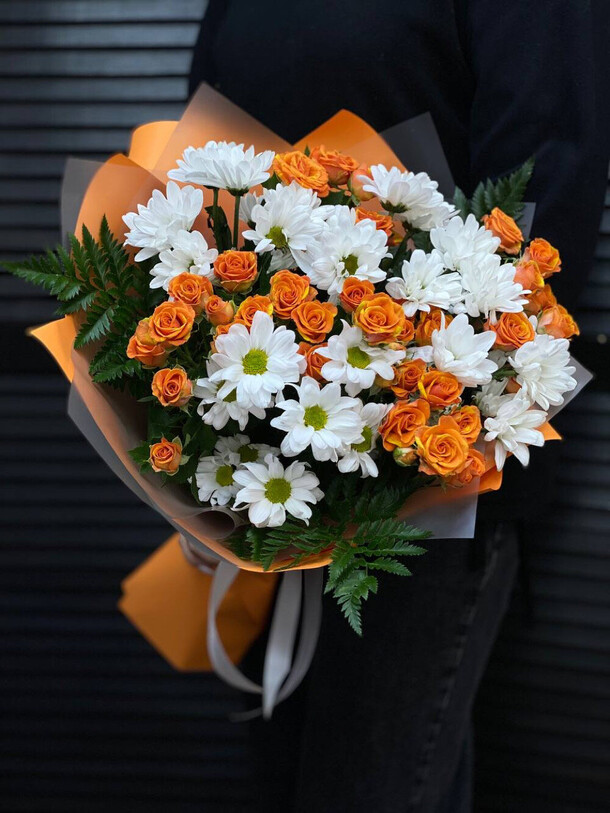 Букет из кустовых роз и хризантем, артикул F1358830 - 6651 рублей, доставка по городу. Flawery - доставка цветов