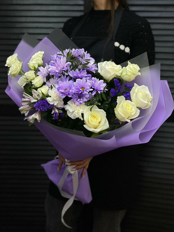 Букет свежих цветов, артикул F1358945 - 8257 рублей, доставка по городу. Flawery - доставка цветов