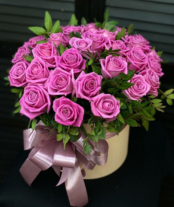 31 розовая роза в коробке с зеленью, артикул F1359208 - 11530 рублей, доставка по городу. Flawery - доставка цветов