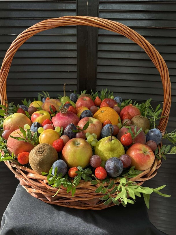 Корзина с фруктами, артикул F1361317 - 6931 рублей, доставка по городу. Flawery - доставка цветов