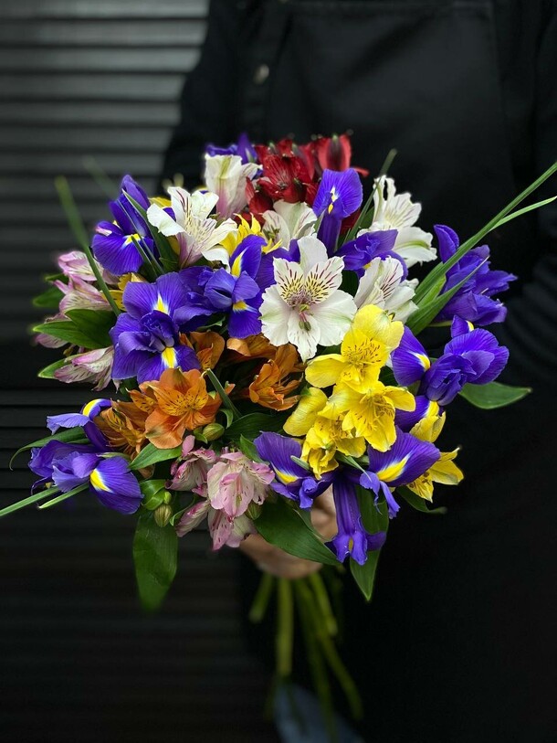 Букет из ирисов и альстромерий, артикул F1362717 - 4895 рублей, доставка по городу. Flawery - доставка цветов