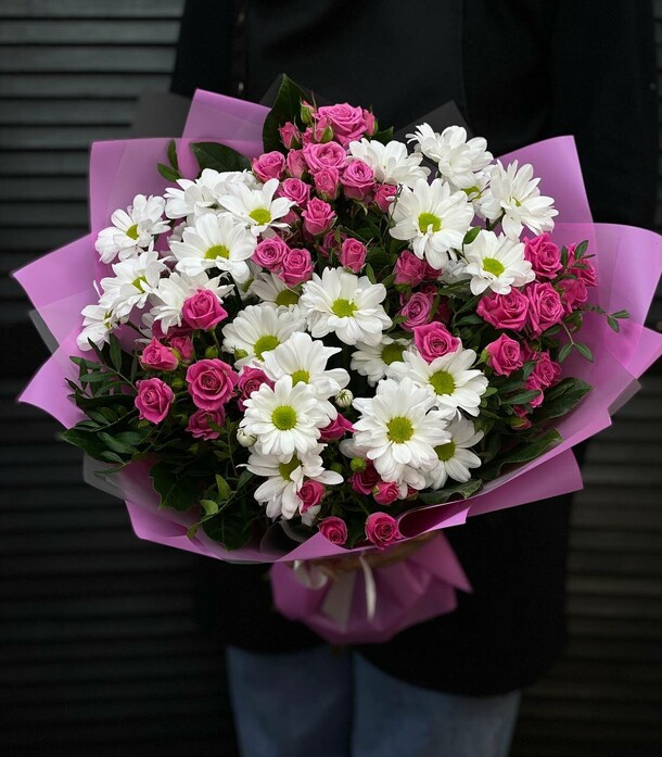 Букет из кустовых роз и хризантем, артикул F1365370 - 6016 рублей, доставка по городу. Flawery - доставка цветов