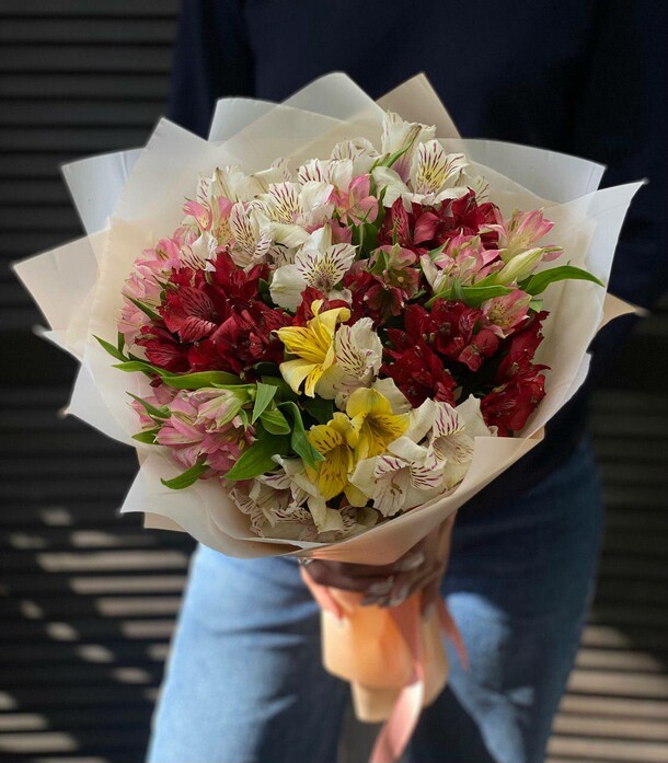 Букет из 11 альстромерий в упаковке, артикул F1365449 - 4835 рублей, доставка по городу. Flawery - доставка цветов