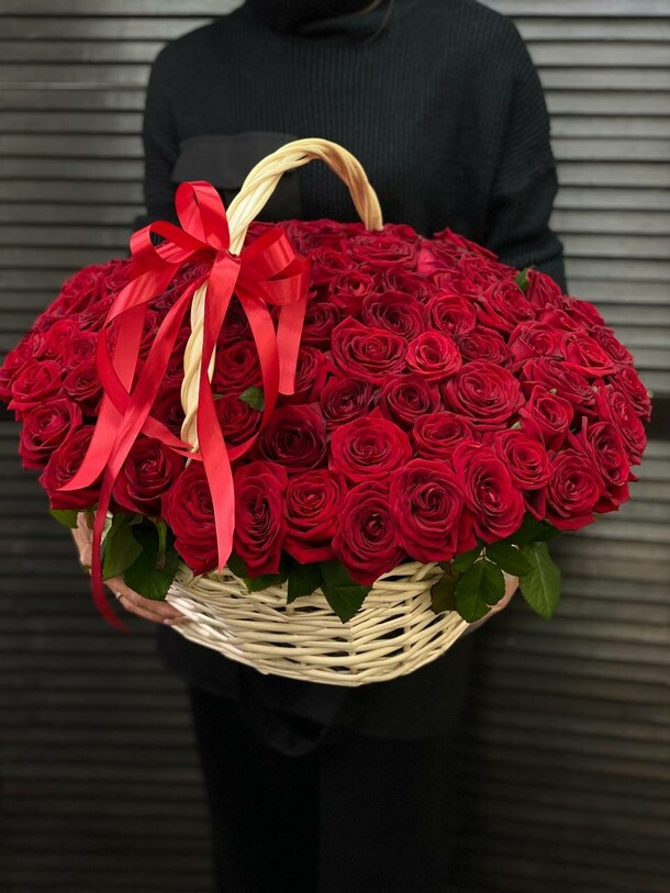 101 красная роза в корзине, артикул F1365472 - 41899 рублей, доставка по городу. Flawery - доставка цветов
