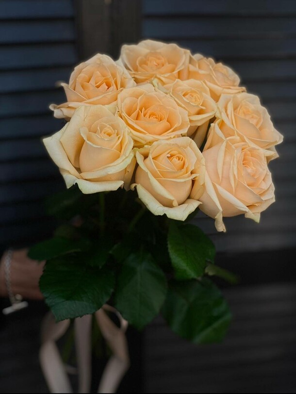 Букет из 9 кремовых роз 50 см, артикул F1368706 - 2779 рублей, доставка по городу. Flawery - доставка цветов