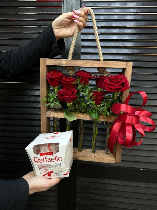 Комбо: рамка с розами и конфеты, артикул F1374218 - 5236 рублей, доставка по городу. Flawery - доставка цветов