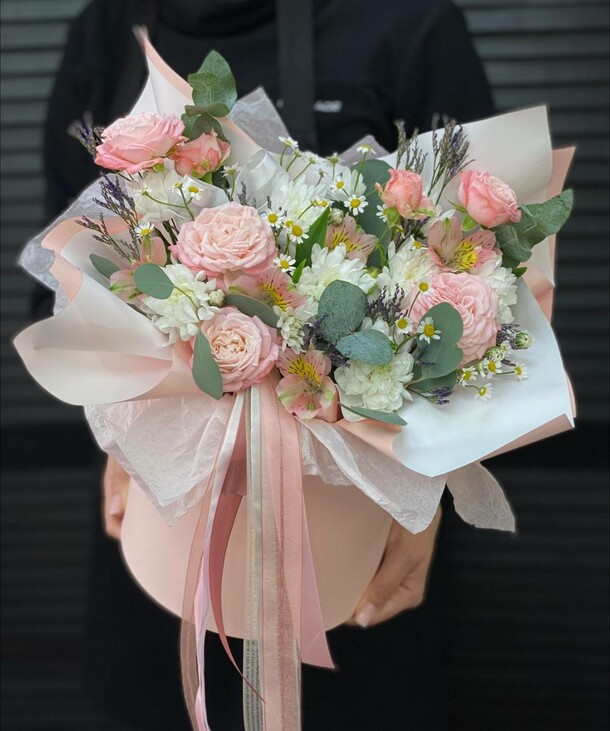 Цветы в коробке, артикул F1385423 - 6017 рублей, доставка по городу. Flawery - доставка цветов