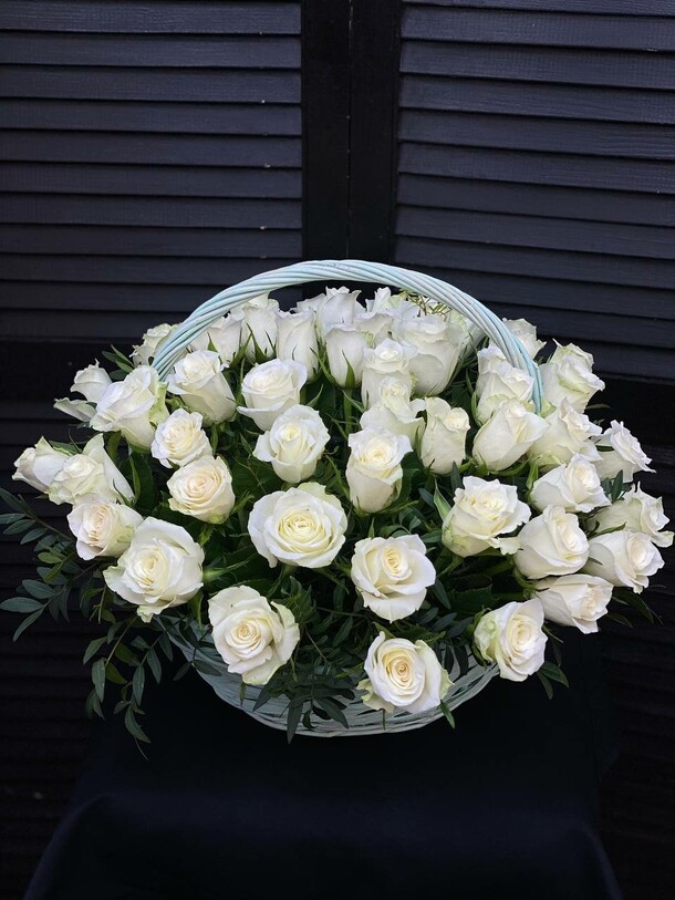 51 белая роза в корзине, артикул F1394708 - 12099 рублей, доставка по городу. Flawery - доставка цветов