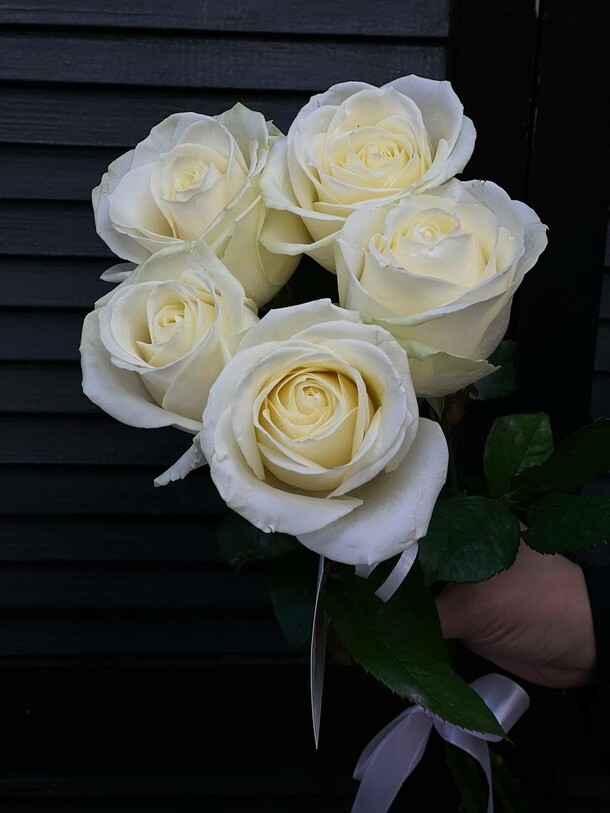 Букет из 5 белых роз 60 см, артикул F1425908 - 2037 рублей, доставка по городу. Flawery - доставка цветов