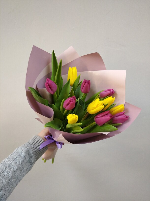 Яркий микс тюльпанов, артикул F106484 - 2400 рублей, доставка по городу. Flawery - доставка цветов