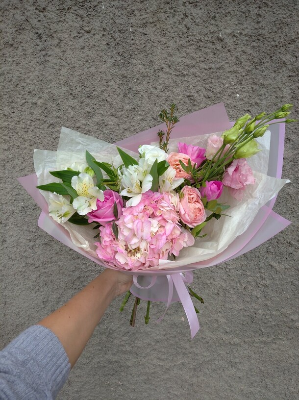 Букет с гортензией, артикул F1079085 - 3700 рублей, доставка по городу. Flawery - доставка цветов