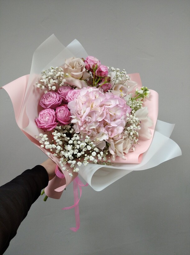 Сборный букет с гортензией, артикул F1084035 - 3800 рублей, доставка по городу. Flawery - доставка цветов