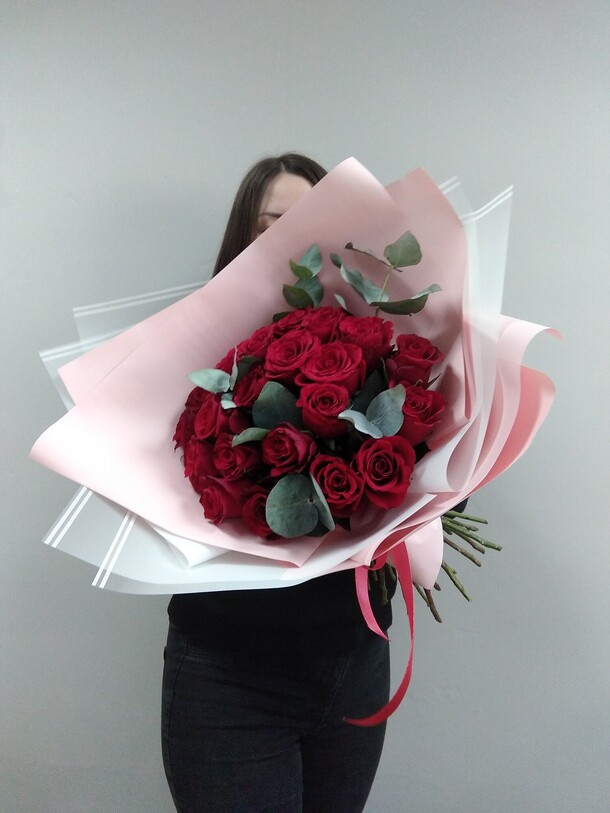 Розы в стильном оформлении, артикул F1092100 - 4500 рублей, доставка по городу. Flawery - доставка цветов