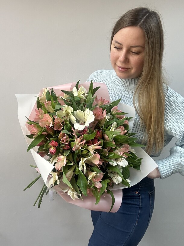 Букет альстромерий, артикул F1110882 - 5500 рублей, доставка по городу. Flawery - доставка цветов