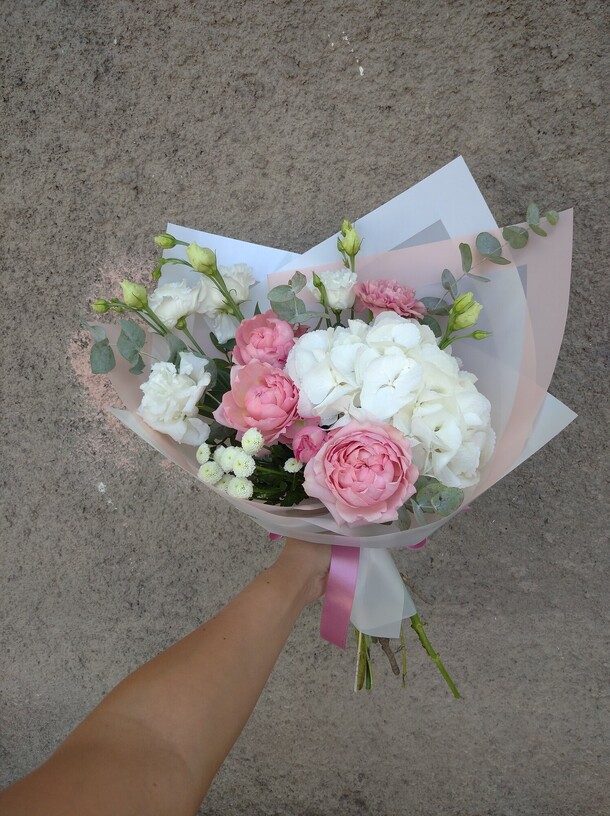 Букет с гортензией, артикул F1117988 - 3400 рублей, доставка по городу. Flawery - доставка цветов