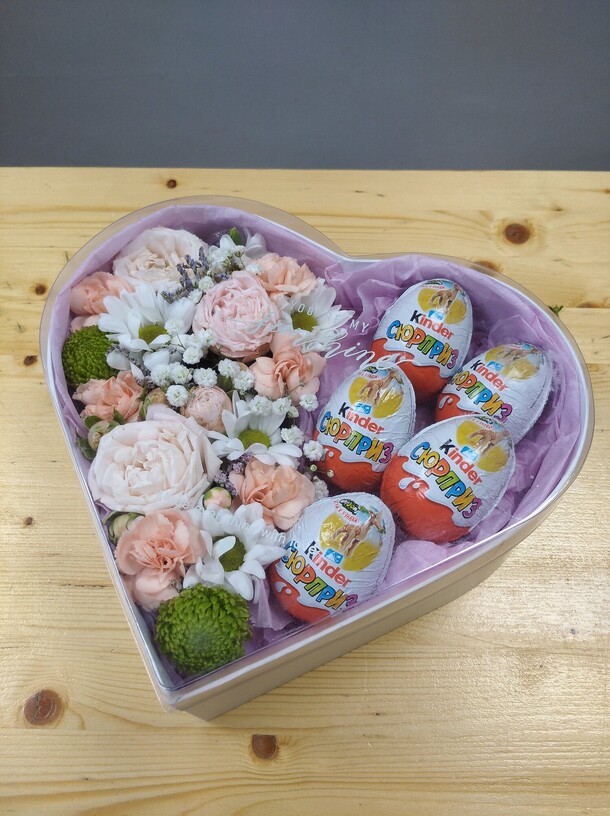 Коробочка с киндер и цветами, артикул F1124315 - 2900 рублей, доставка по городу. Flawery - доставка цветов