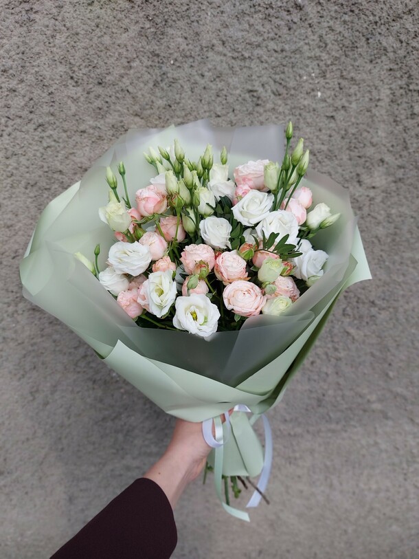 Букет с пионовидными розами и эустомой, артикул F1124351 - 6800 рублей, доставка по городу. Flawery - доставка цветов