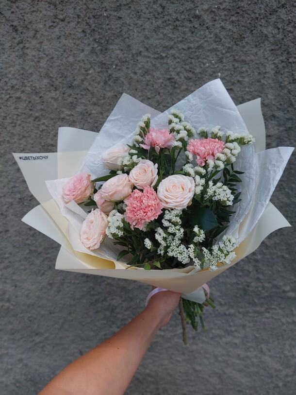 Букет с пионовидными розами и статицей, артикул F1124891 - 2900 рублей, доставка по городу. Flawery - доставка цветов