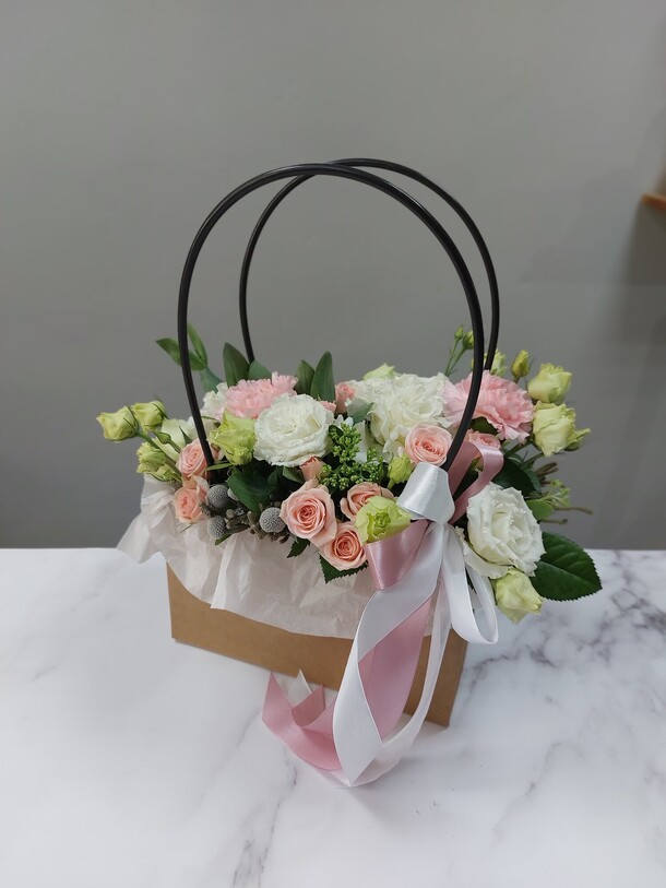 Сумочка с цветами, артикул F1132830 - 3496 рублей, доставка по городу. Flawery - доставка цветов