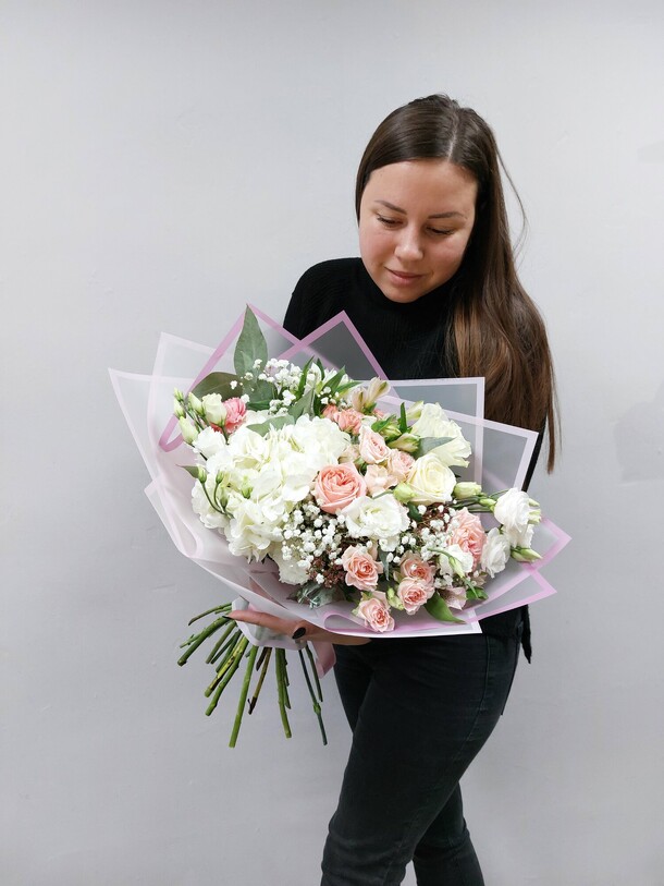 Объёмный букет с гортензией, артикул F1143863 - 6700 рублей, доставка по городу. Flawery - доставка цветов