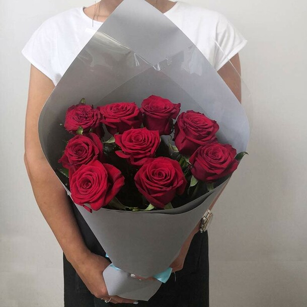 Красные розы 50 см в упаковке, артикул F1160372 - 2700 рублей, доставка по городу. Flawery - доставка цветов