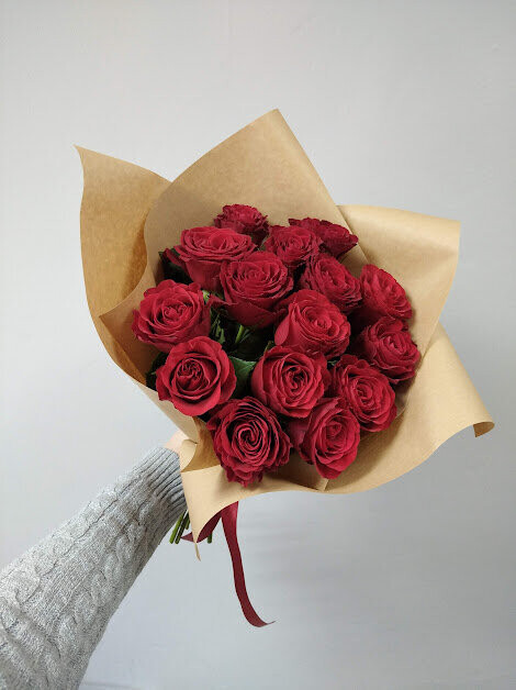 Красные розы в крафте (15 шт), артикул F1160373 - 3400 рублей, доставка по городу. Flawery - доставка цветов