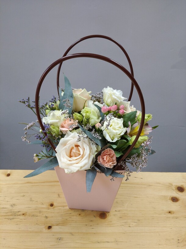 Композиция в нежной цветовой гамме, артикул F1160393 - 2000 рублей, доставка по городу. Flawery - доставка цветов