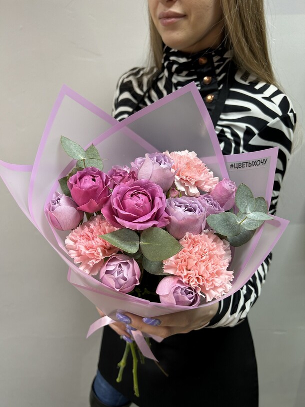 Букет из пионовидных роз и диантусов, артикул F1160417 - 2700 рублей, доставка по городу. Flawery - доставка цветов