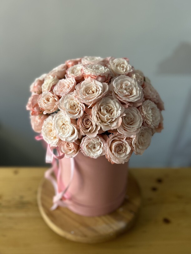 Пионовидные розы в коробке, артикул F1161102 - 9500 рублей, доставка по городу. Flawery - доставка цветов