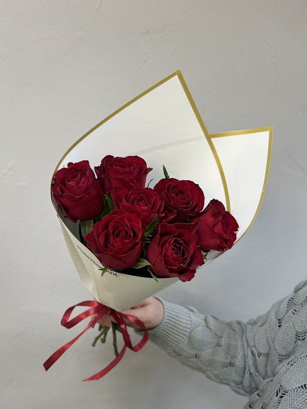 Красные розы в белой упаковке, артикул F1170480 - 1600 рублей, доставка по городу. Flawery - доставка цветов