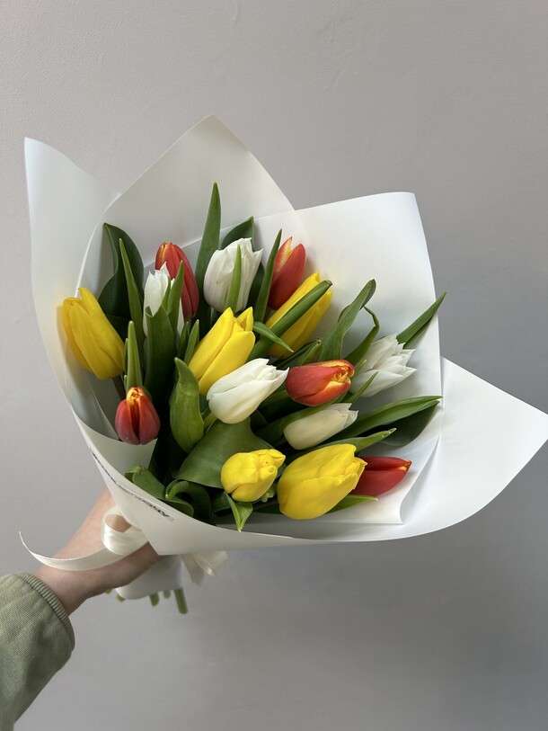 Ароматные весенние тюльпаны в белой упаковке, артикул F1175162 - 4500 рублей, доставка по городу. Flawery - доставка цветов
