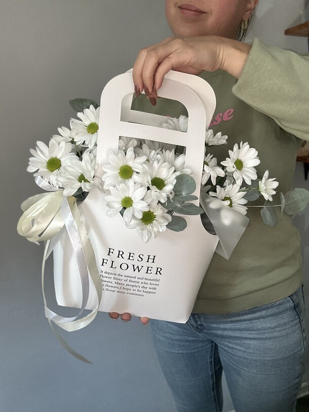 Большая сумочка с хризантемой и эвкалиптом, артикул F1215049 - 2150 рублей, доставка по городу. Flawery - доставка цветов