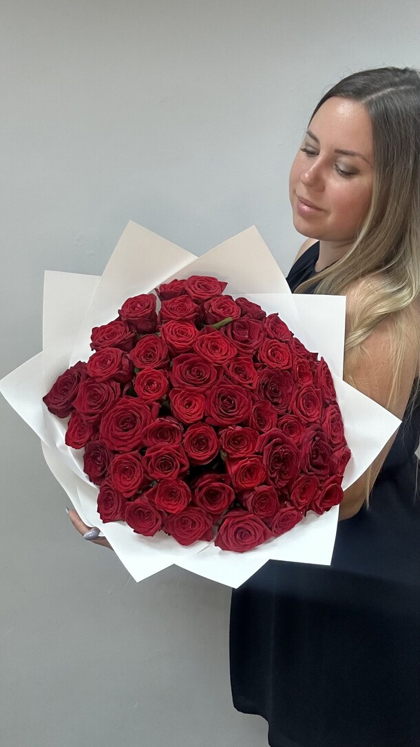 51 ароматная роза, артикул F1247147 - 15500 рублей, доставка по городу. Flawery - доставка цветов