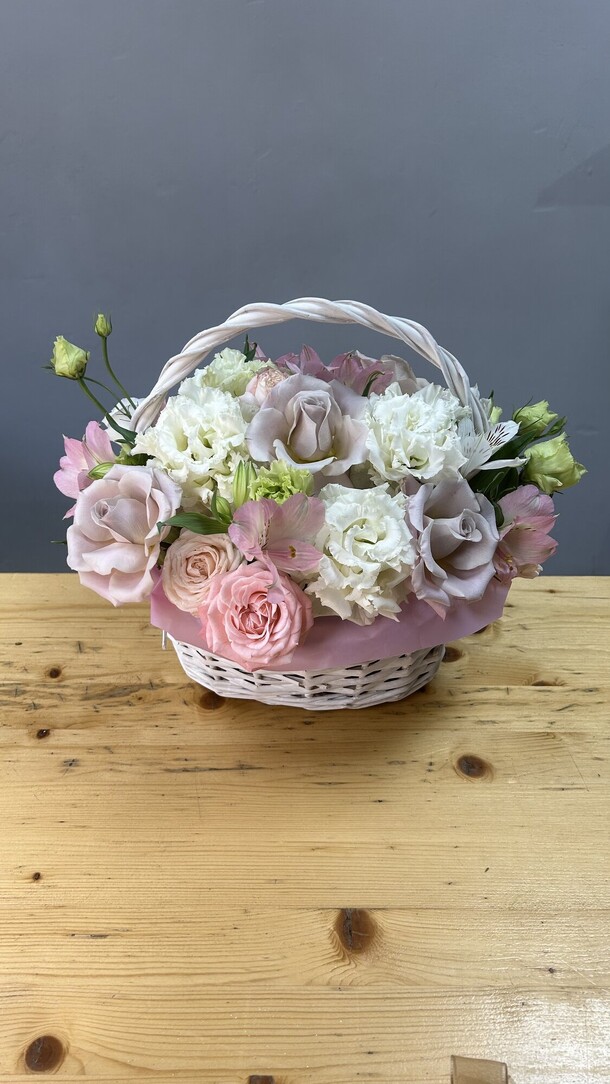 Корзина с эустомой и розами, артикул F1247161 - 6000 рублей, доставка по городу. Flawery - доставка цветов