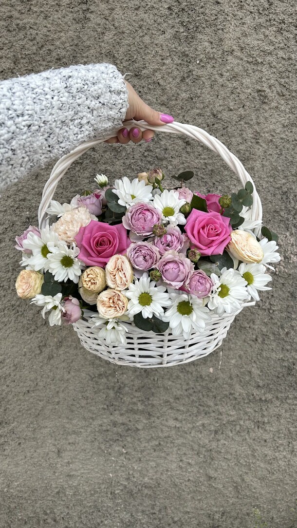 Корзина с ромашками и розами, артикул F1247177 - 5900 рублей, доставка по городу. Flawery - доставка цветов