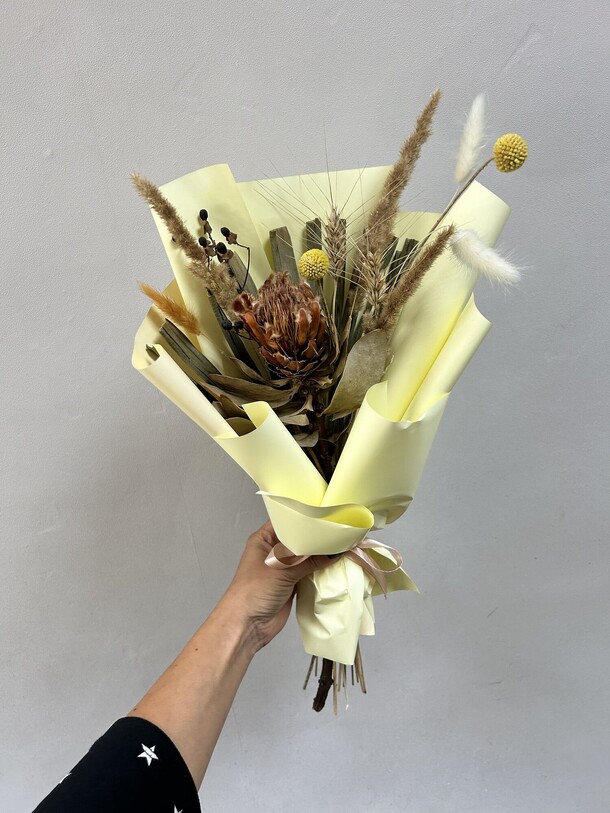 Букет с протеей, артикул F1303258 - 2100 рублей, доставка по городу. Flawery - доставка цветов