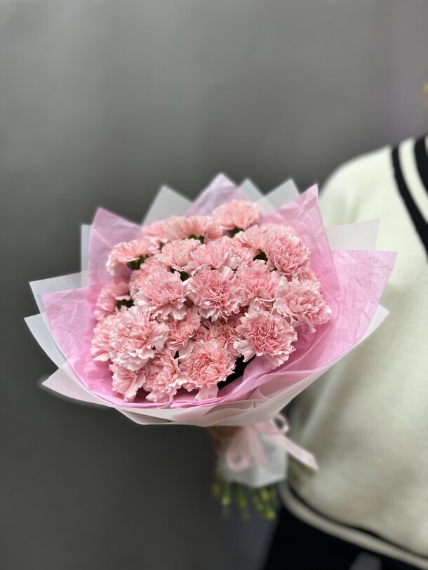 Букет из 33 диантусов (гвоздик), артикул F1351576 - 6900 рублей, доставка по городу. Flawery - доставка цветов