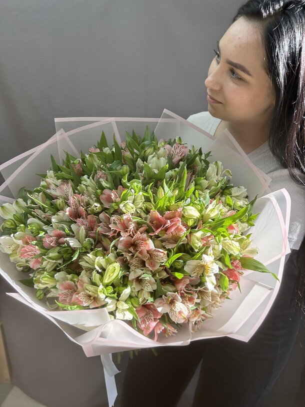 51 альстромерия, артикул F1352258 - 18000 рублей, доставка по городу. Flawery - доставка цветов