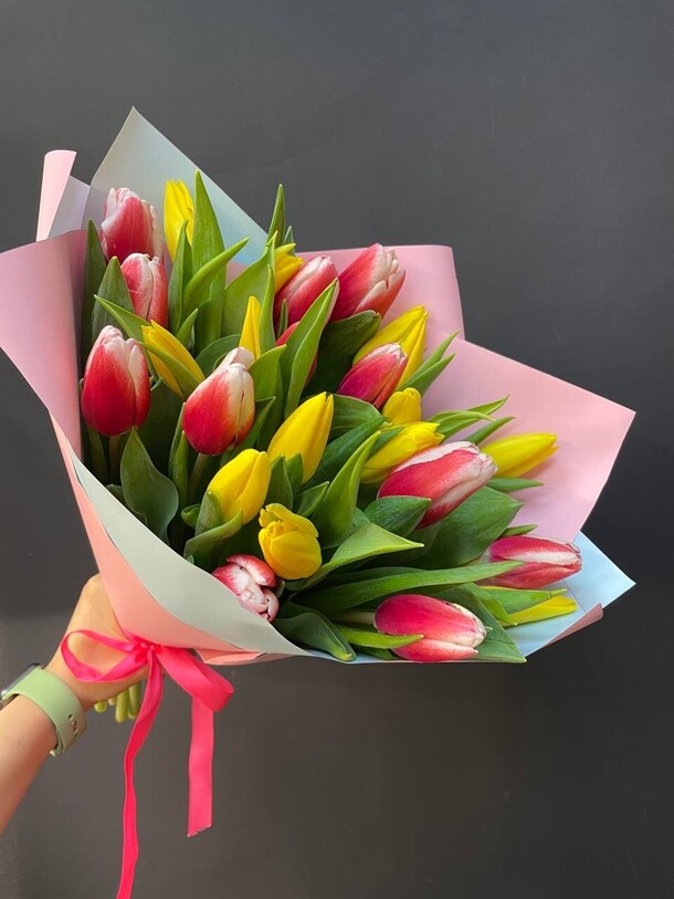 Букет из 25 тюльпанов, артикул F1384033 - 4900 рублей, доставка по городу. Flawery - доставка цветов