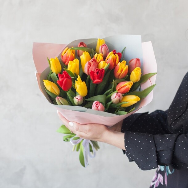 Букет из 25 тюльпанов, артикул F1384034 - 4900 рублей, доставка по городу. Flawery - доставка цветов