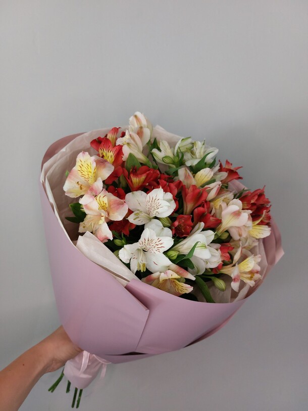 9 разноцветных альстромерий, артикул F1397577 - 4000 рублей, доставка по городу. Flawery - доставка цветов