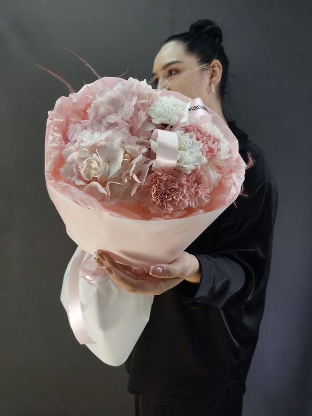 Букет с гортензией, хризантемой и диантусами, артикул F1432575 - 2600 рублей, доставка по городу. Flawery - доставка цветов