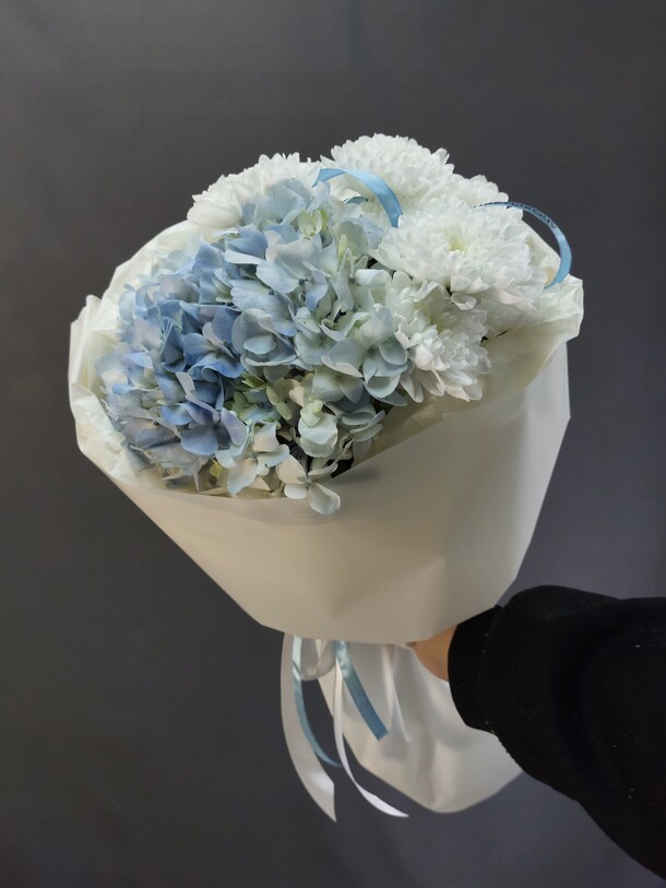 Букет с гортензией и пушистой хризантемой, артикул F1432597 - 2450 рублей, доставка по городу. Flawery - доставка цветов