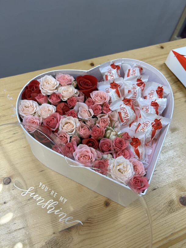 Валентинка 3, артикул F69063 - 3700 рублей, доставка по городу. Flawery - доставка цветов