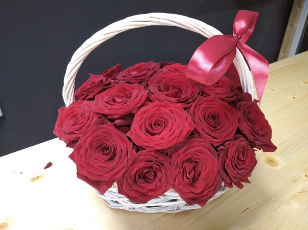 Корзинка с розами, артикул F71514 - 5500 рублей, доставка по городу. Flawery - доставка цветов