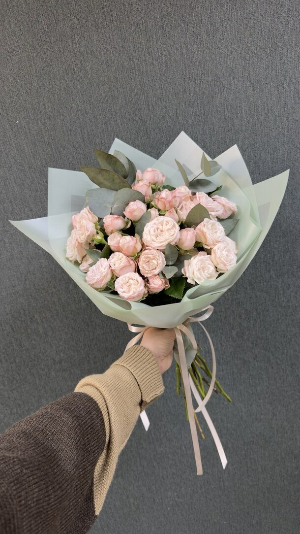 Пионовидные розы с эвкалиптом, артикул F74917 - 6500 рублей, доставка по городу. Flawery - доставка цветов