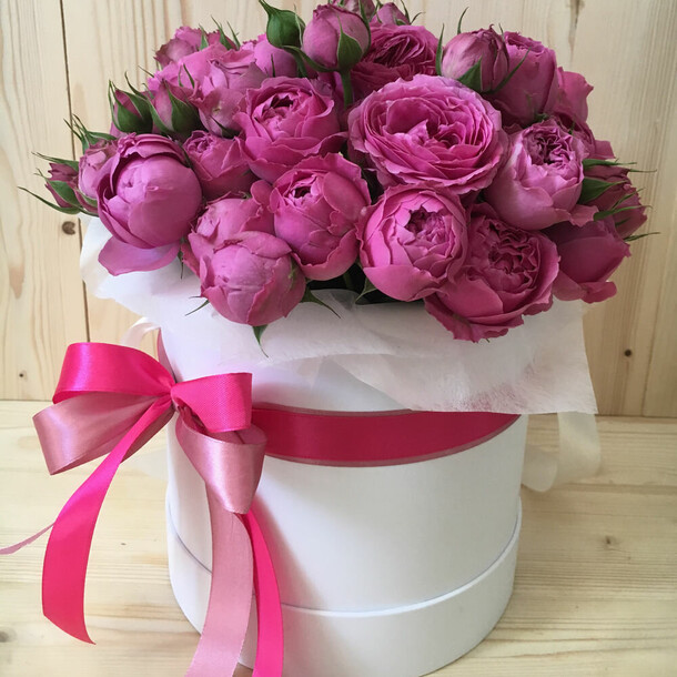 Пионовидные розы в коробке, артикул F75890 - 4400 рублей, доставка по городу. Flawery - доставка цветов