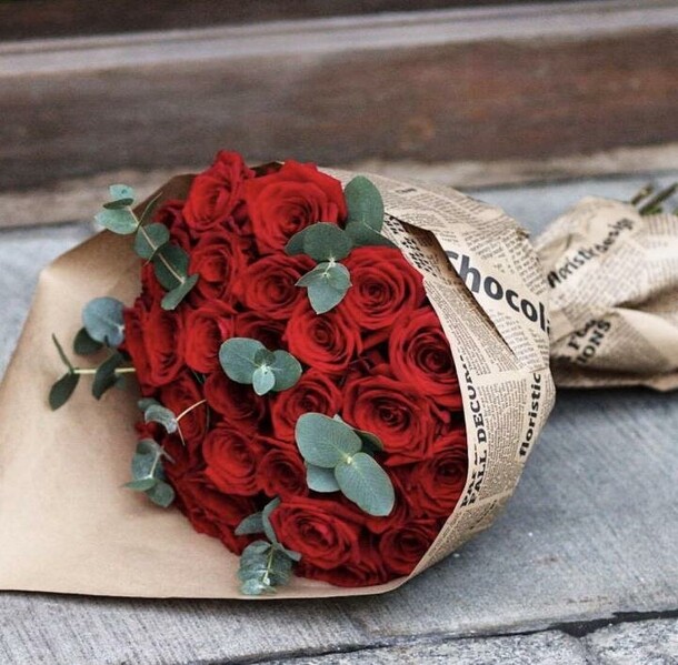 Ароматные красные розы с эвкалиптом, артикул F78284 - 6630 рублей, доставка по городу. Flawery - доставка цветов