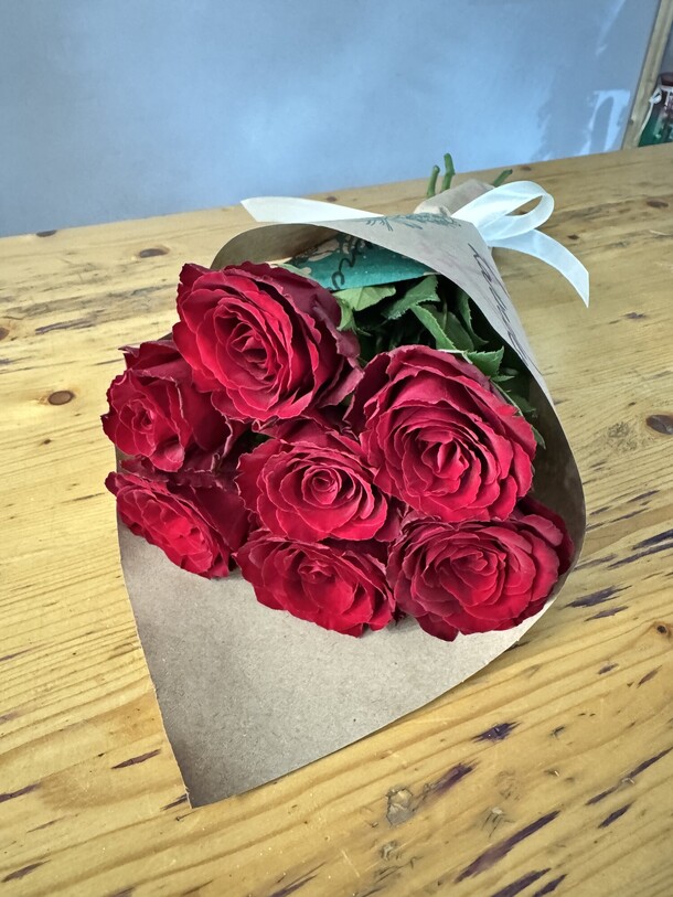 7 роз в крафте, артикул F78285 - 1600 рублей, доставка по городу. Flawery - доставка цветов