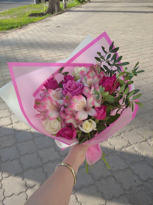 Розарий, артикул F86735 - 3500 рублей, доставка по городу. Flawery - доставка цветов